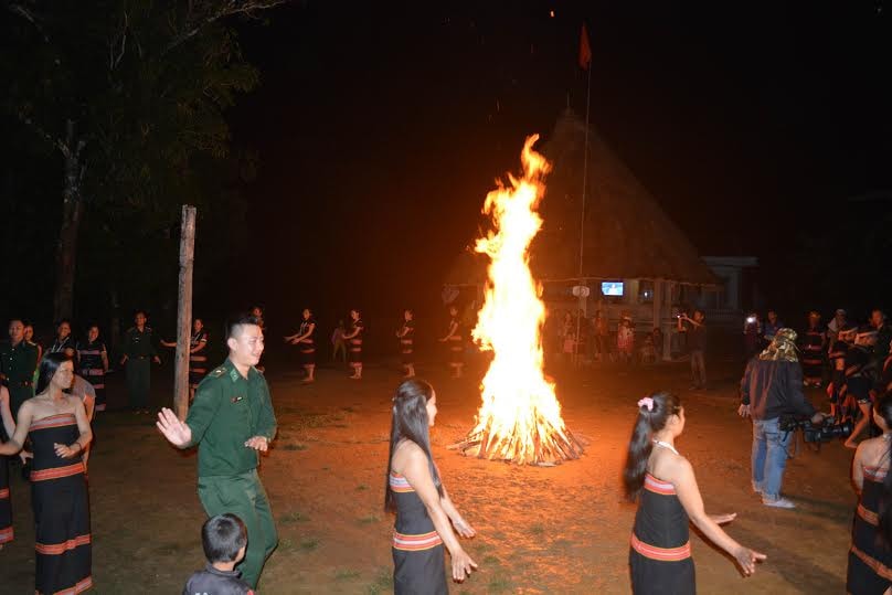 Vui tết cùng bà con dân bản.