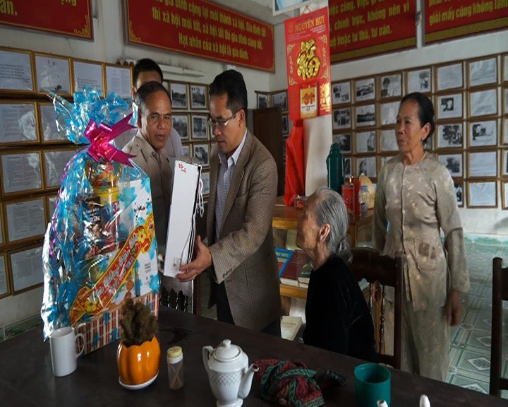 Lãnh đạo huyện Bắc Trà My tặng quà người có công dịp Tết Bính Thân 2016.