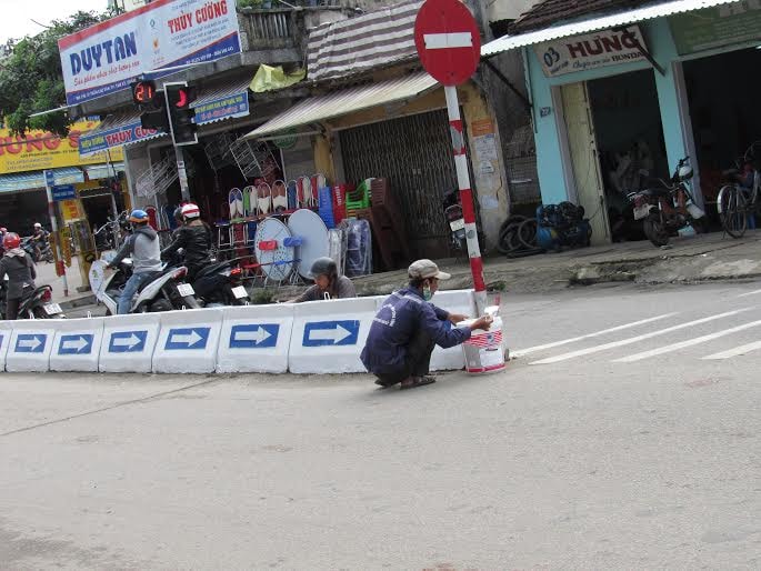 Tiến hành sơn kẻ vạch đường.