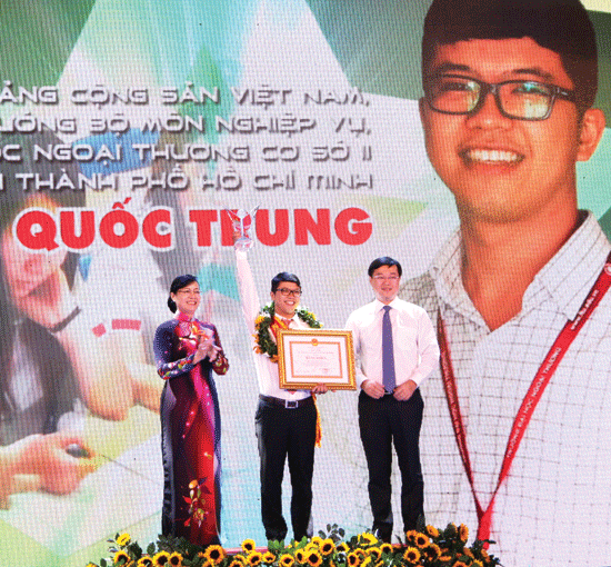 Trần Quốc Trung được vinh danh Công dân trẻ tiêu biểu TP.Hồ Chí Minh năm 2015. Ảnh do nhân vật cung cấp