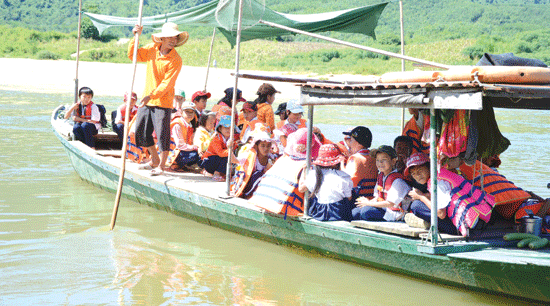 Học sinh vùng núi vẫn còn lắm khó khăn khi đến trường. Làm gì để duy trì sự học ở các em này, cần sự lưu tâm rất lớn của xã hội. ảnh: SONG ANH