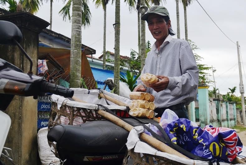 Tiểu thương đến lò lấy bánh in để phân phối ở các chợ tại TP.Đà Nẵng.