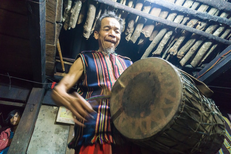 Già Làng Hồ Văn Bông đánh trống khai hội đem cồng chiên đãi khách.