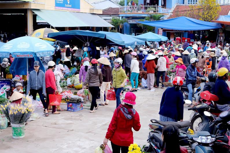 Chợ quê những ngày cận tết đông đúc và nhộn nhịp hơn hẳn.