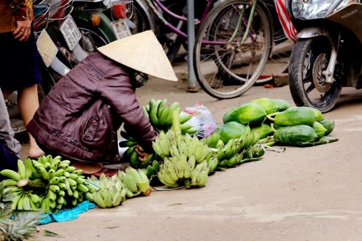 Cụ già bên gian hàng nhỏ của mình.