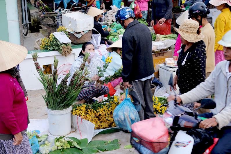 Và không thiếu mặt hàng hoa.