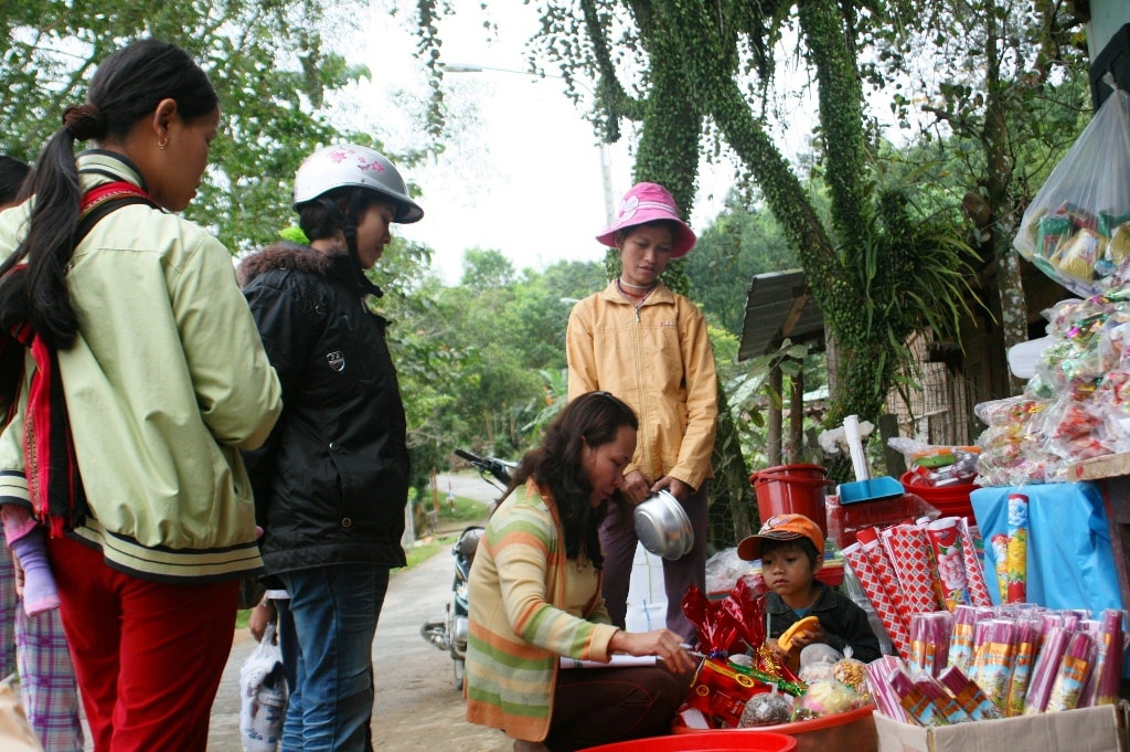 Đồng bào vùng cao Đông Giang mua sắm hàng tết.