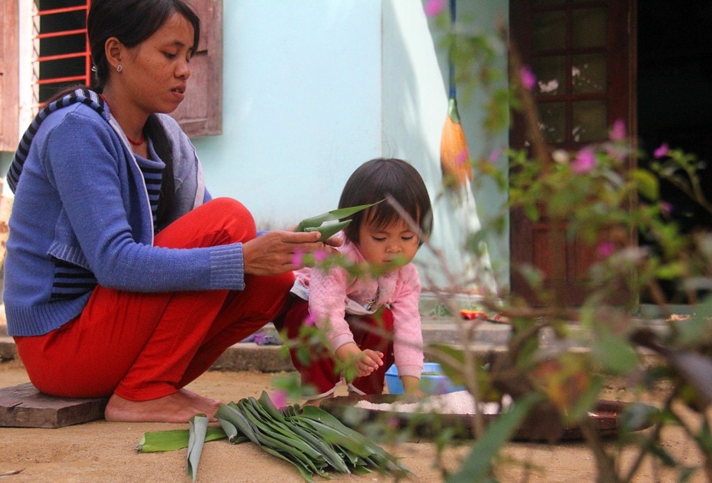 Hai mẹ con người Cơ Tu cùng làm bánh sừng trâu, chuẩn bị tết.