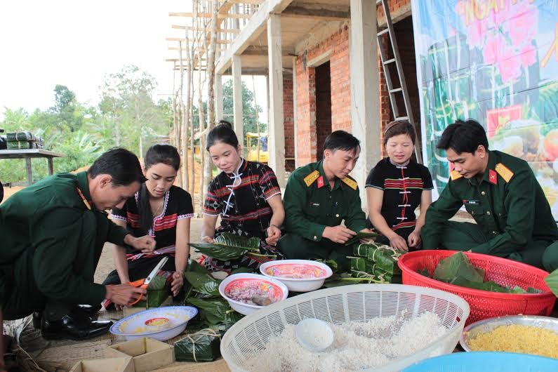 Gói bánh chưng xanh tặng người nghèo.