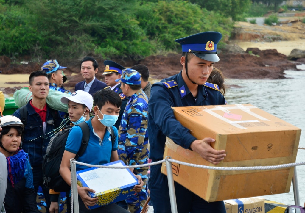 Chiến sĩ Bộ Tư lệnh Vùng Cảnh sát biển 2 mang giúp đồ cho người dân Lý Sơn. Ảnh: XUÂN THỌ