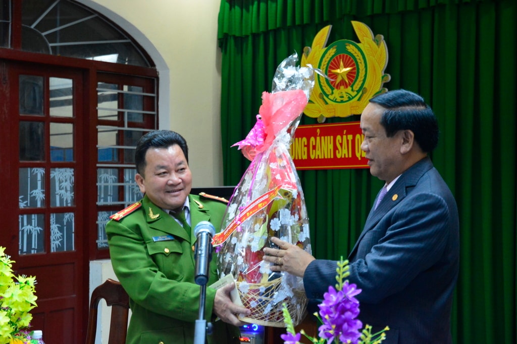 (QNO) - TChủ tịch UBND tỉnh Đinh Văn Thu tặng quà tết cho lãnh đạo Phòng Cảnh sát Quản lí hành chính và trật tự xã hội. Ảnh: XUÂN THỌ