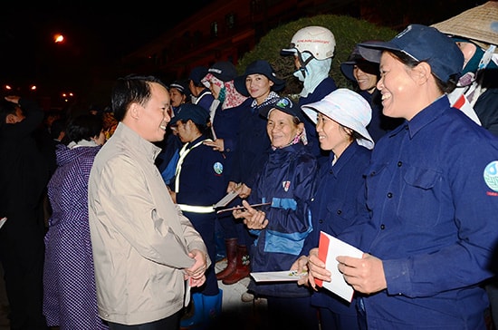 Ông Nguyễn Minh Nam - Phó Chủ tịch UBND TP.Tam Kỳ tặng quà động viên công nhân trong đêm giao thừa.