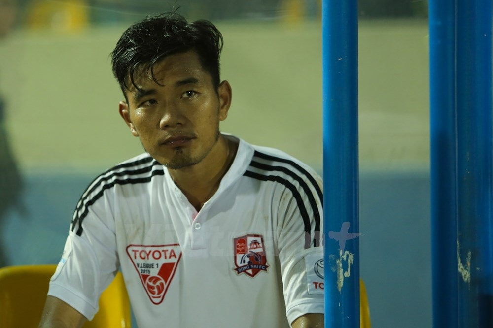Tuyển thủ Nguyễn Hải Anh sau trận thua 1-4 của Đồng Nai trước Than Quảng Ninh tại vòng 26 V-League 2015. Thất bại này chính thức tiễn Đồng Nai xuống hạng.