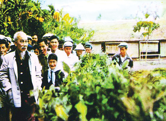 Bác Hồ về thăm quê năm 1957. Ảnh tư liệu