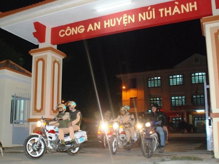 Đội Cảnh sát giao thông và Trật tự cơ động – Công an huyện Núi Thành xuất quân tuần tra trong giao thừa Tết Bính Thân 2016. Ảnh: ĐOÀN ĐẠO