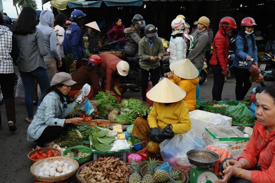 Chợ mở hàng đầu năm chỉ toàn là phụ nữ. Ảnh: MINH HẢI