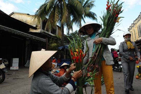 Hoa tươi không thể thiếu ở phiên chợ đầu năm. Ảnh: MINH HẢI