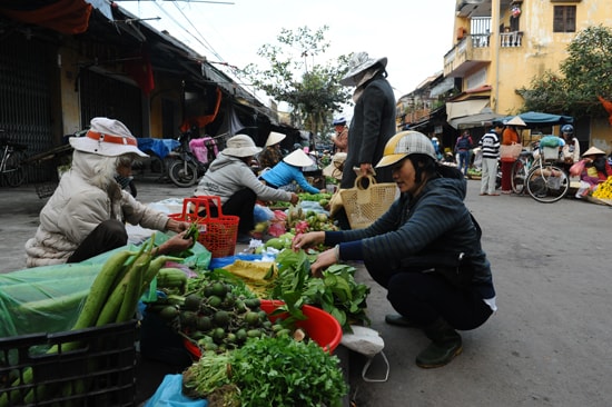 Đầu năm đi chợ mua trầu cầu lộc. Ảnh: MINH HẢI