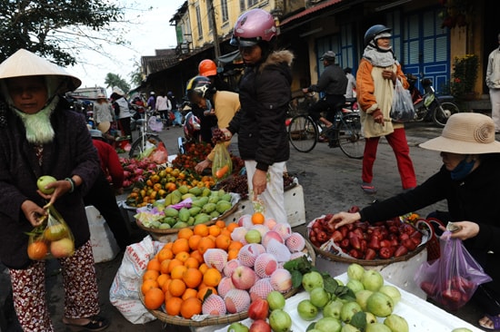 Nhộn nhịp hàng trái cây. Ảnh: MINH HẢI