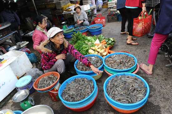 Tôm tươi mặt hàng bán chạy đầu năm. Ảnh: MINH HẢI