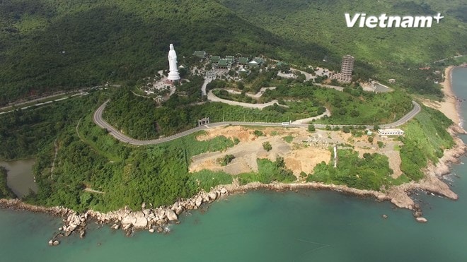 Chùa Linh Ứng Bãi Bụt tọa lạc trên bán đảo Sơn Trà là một đặc ân mà thiên nhiên đã hào phóng ban tặng cho thành phố Đà Nẵng.