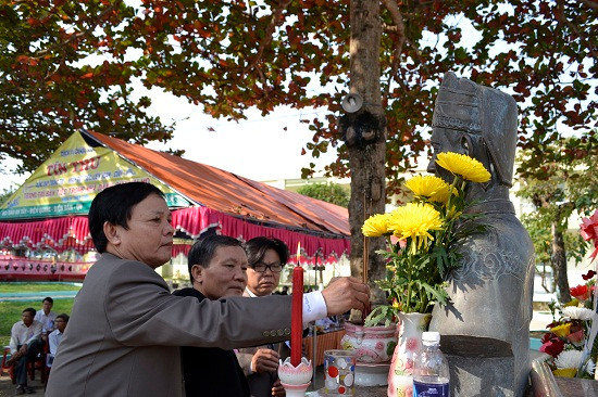 Viếng hương trước tượng cụ Phạm Phú Thứ, đặt trong khuôn viên nhà trường.