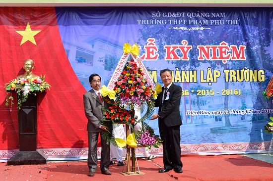 Phó Chủ tịch UBND tỉnh Trần Đình Tùng tặng hoa chúc mừng nhà trường.