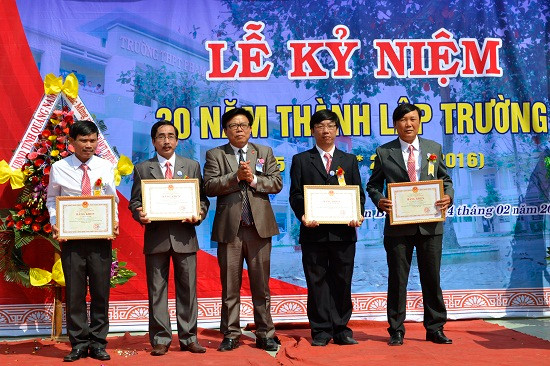 Ông Hà Thanh Quốc trao tặng Bằng khen của Bộ GD-ĐT cho các cá nhân tiêu biểu.