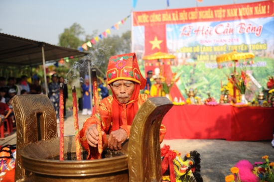 Các bô lão thành tâm bái tổ. Ảnh: MINH HẢI