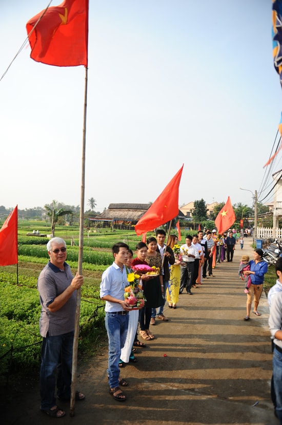 Người làng tiến dâng lễ vật. Ảnh: MINH HẢI