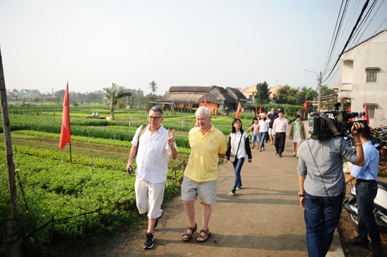 Du khách cùng trẫy hội cầu bông. Ảnh: MINH HẢI