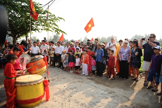 Lễ hội cầu bông không thể thiếu tiếng trống gióng xuân. Ảnh: MINH HẢI