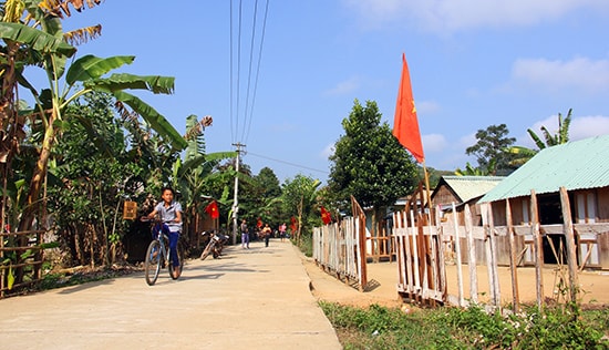 Sắc xuân trên bản làng vùng cao Đông Giang. Ảnh: ALĂNG NGƯỚC