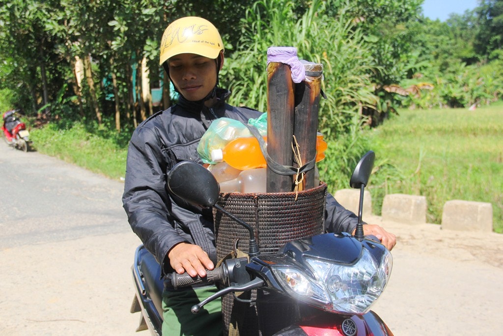 Ngày nay, do điều kiện giao thông đảm bảo, người Cơ Tu đi 