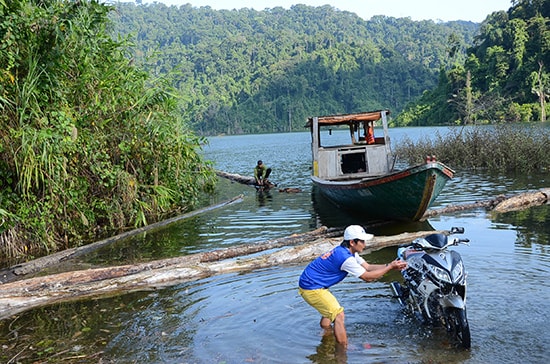 Số vụ phá rừng bằng đường thủy giảm mạnh dịp tết. TRONG ẢNH: Ghe thuyển chở gỗ lậu ở lòng hồ thủy điện Nam Sông Bung qua địa phận xã Tà Pơơ (Nam Giang) thời điểm trước Tết Nguyên đán. Ảnh: H.PHÚC