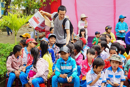 Thành viên Câu lạc bộ Nhiếp ảnh Hà Đông tặng quà tết cho trẻ em Bắc Trà My (ảnh lớn); những bức ảnh chân dung đã được thành viên Câu lạc bộ Nhiếp ảnh Hà Đông trao cho trẻ em vùng cao vào dịp tết năm 2015 (ảnh nhỏ).Ảnh: Hà Đông