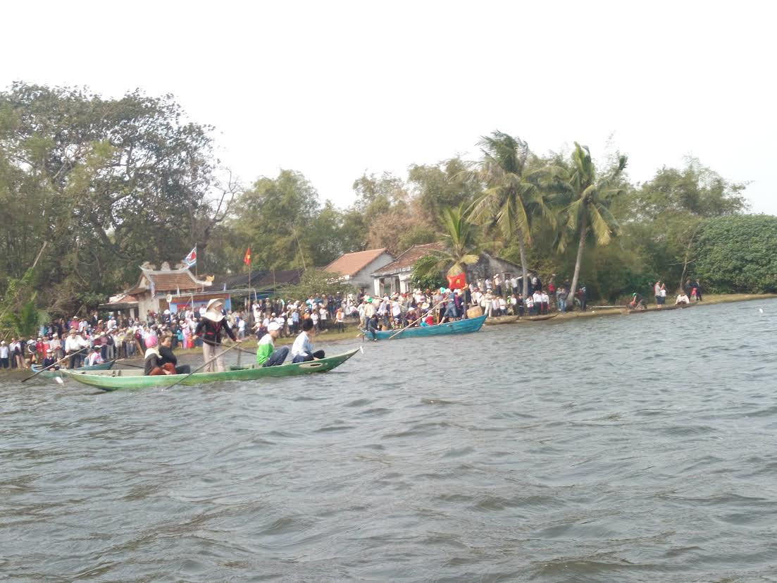 Hàng nghìn người dân đứng trên bờ sông Trường Giang cổ vũ cho các thuyền đua.