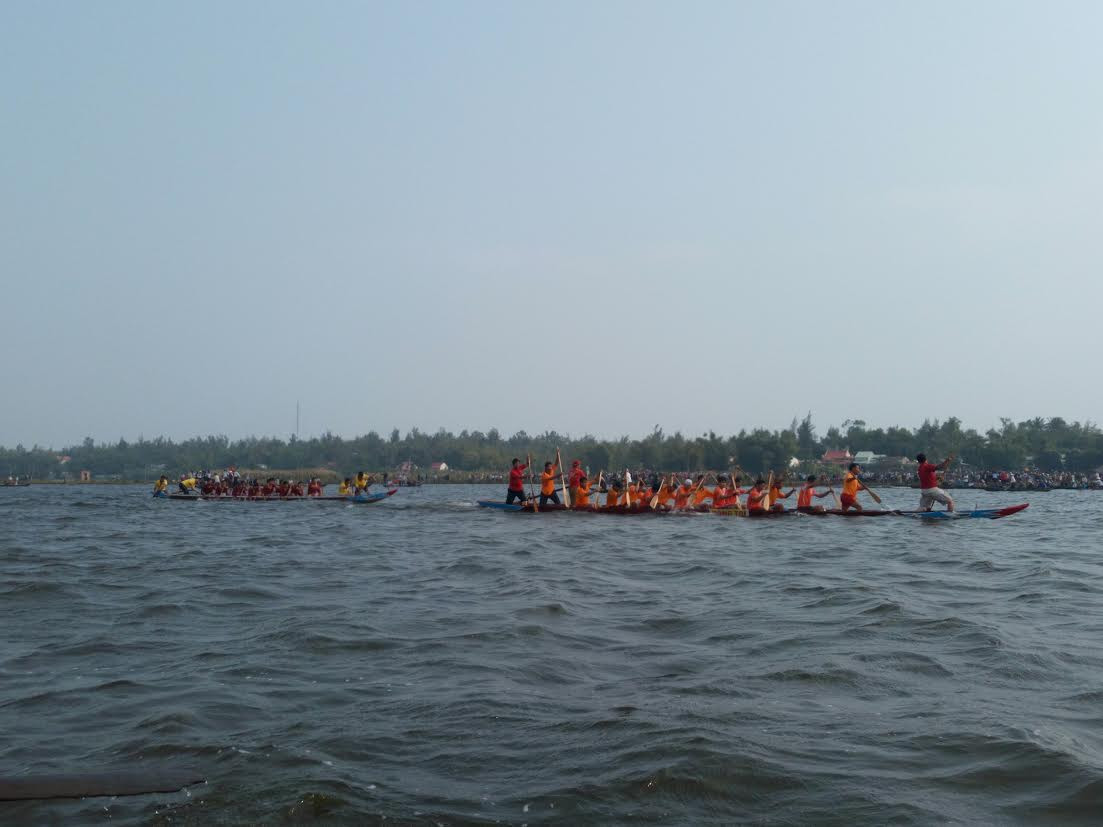 Thuyền đua hai đội đang quyết liệt đọ sức từng mét nước.