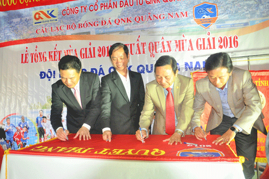 Lãnh đạo tỉnh ký vào lá cờ xuất quân thể hiện quyết tâm hoàn thành xuất sắc nhiệm vụ mùa giải 2016 của đội bóng QNK Quảng Nam