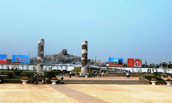  Tượng đài mẹ Việt Nam anh hùng là một trong những điểm nhấn của đô thị Tam Kỳ.