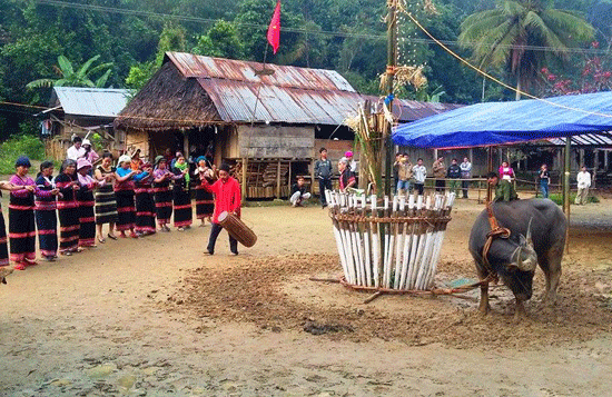Hội làng đón tết nghĩa tình của dân làng Đắc Tà Vâng với bà con dân bản Lào.  Ảnh: ALĂNG NGƯỚC