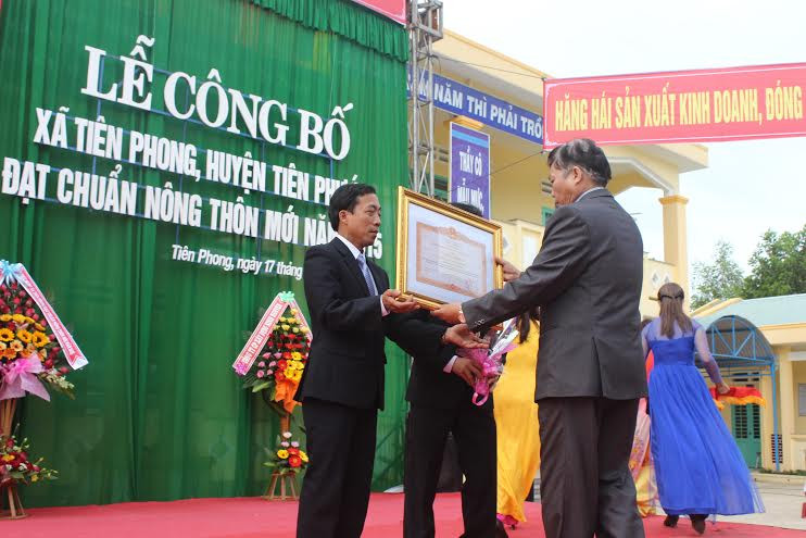 Bí thư Huyện ủy Tiên Phước Phạm Văn Đốc trao Bằng khen của Thủ tướng Chính phủ cho cán bộ và nhân dân xã Tiên Phong.