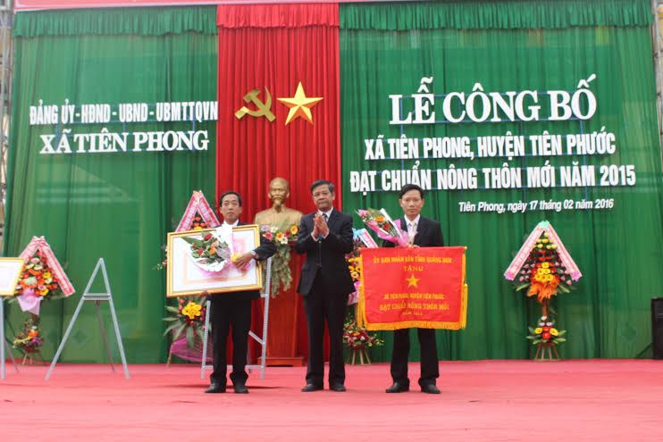 Tiên Phong đón nhận Cờ thi đua xuất sắc của UBND tỉnh.