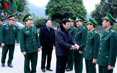 Chủ tịch nước thăm hỏi cán bộ chiến sĩ Đồn Biên phòng Trà Lĩnh.