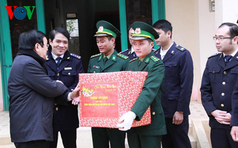 Chủ tịch nước tặng quà các lực lượng đang làm nhiệm vụ tại cửa khẩu Trà Lĩnh.