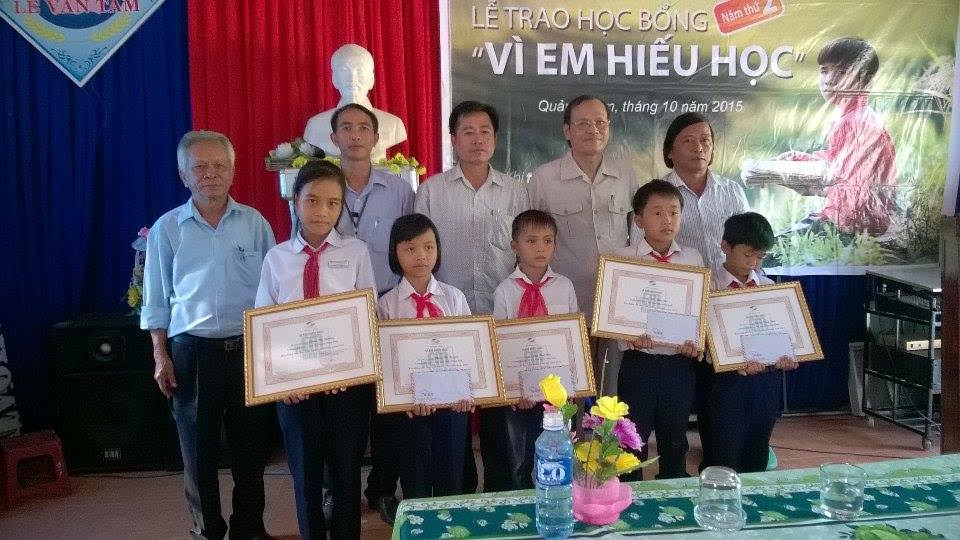Lễ trao học bổng “Vì em hiếu học” tại Trường Tiểu học Lê Văn Tám (Bình Dương).