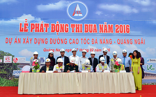 ký giao ước thi đua xây dựng đường cao tốc Đà Nẵng - Quảng Ngãi.Ảnh: CÔNG TÚ     