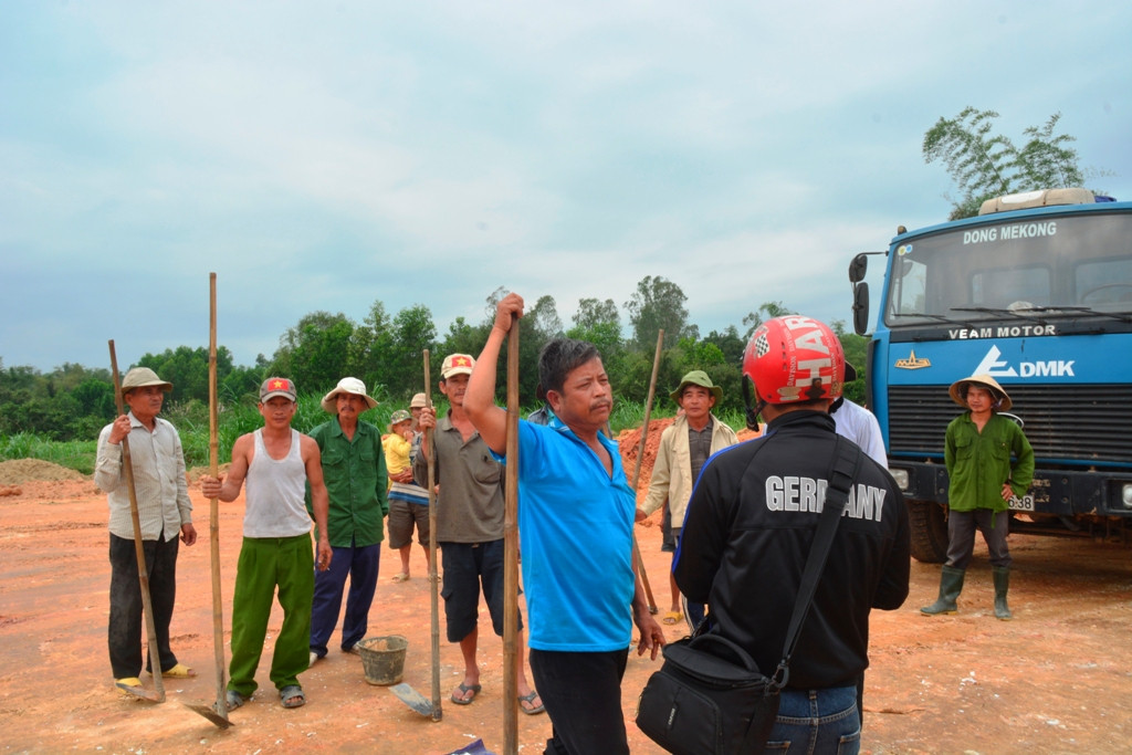 Người dân thôn Trung Định phản ánh vụ việc với PV