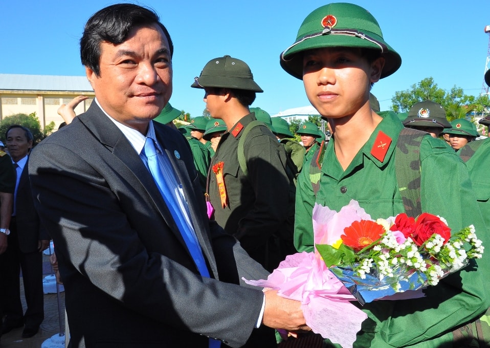 Phó Bí thư Thường trực tỉnh ủy Phan Việt Cường động viên thanh niên Phú Ninh trong lễ giao quân năm 2015. Ảnh: H.C