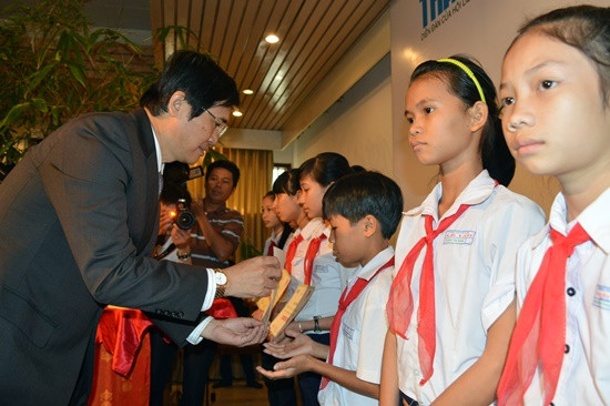Bí thu Tỉnh ủy Nguyễn Ngọc Quang trao học bổng cho các em học sinh nghèo học giỏi